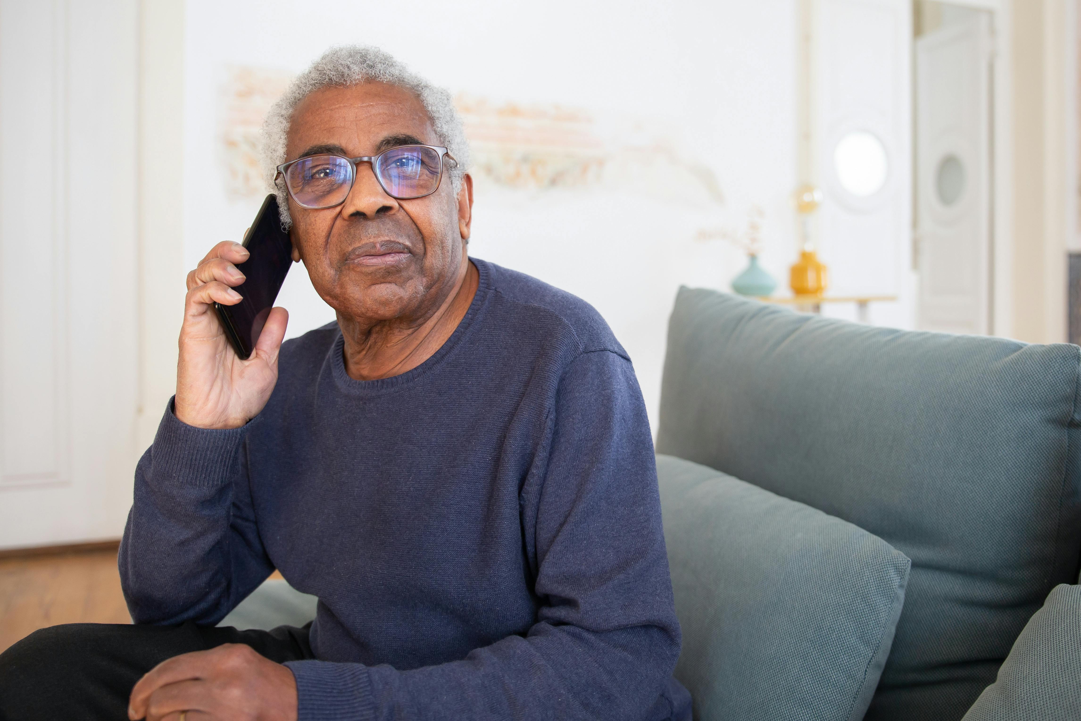 Man som pratar i telefon