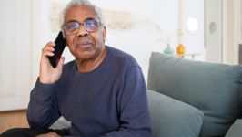 Man som pratar i telefon